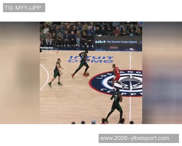 杰伦布朗首节表现惊艳全场5投全中砍下13分2助助力球队进攻